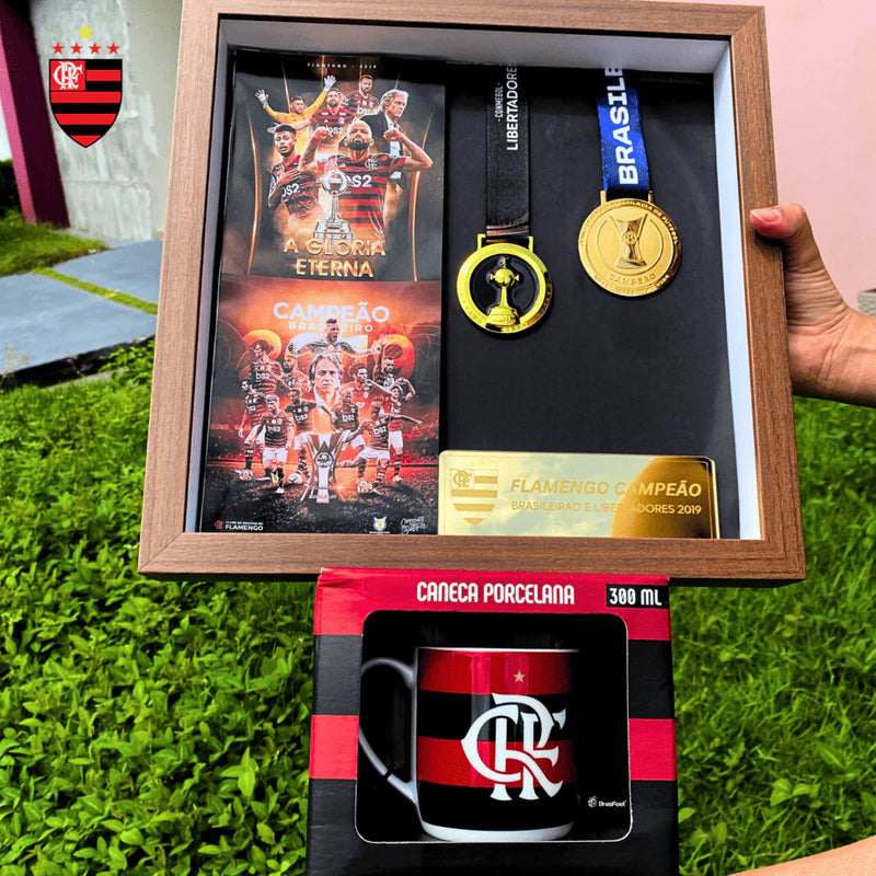 Quadro de Medalhas Mengão Fla Multicampeão 2019 Libertadores e Brasileirão Moldura de Madeira 33x33cm + *BRINDE 1x Caneca* - EDIÇÃO LIMITADA