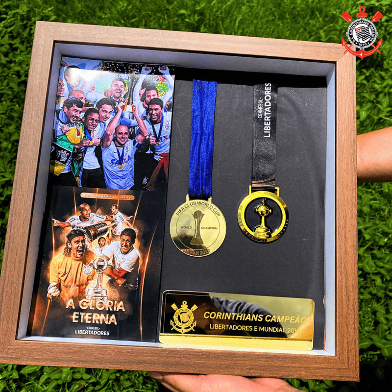 Quadro de Medalhas Timão Multicampeão 2012 Libertadores e Mundial Moldura de Madeira 33x33cm + *BRINDE 1x Caneca* - EDIÇÃO LIMITADA