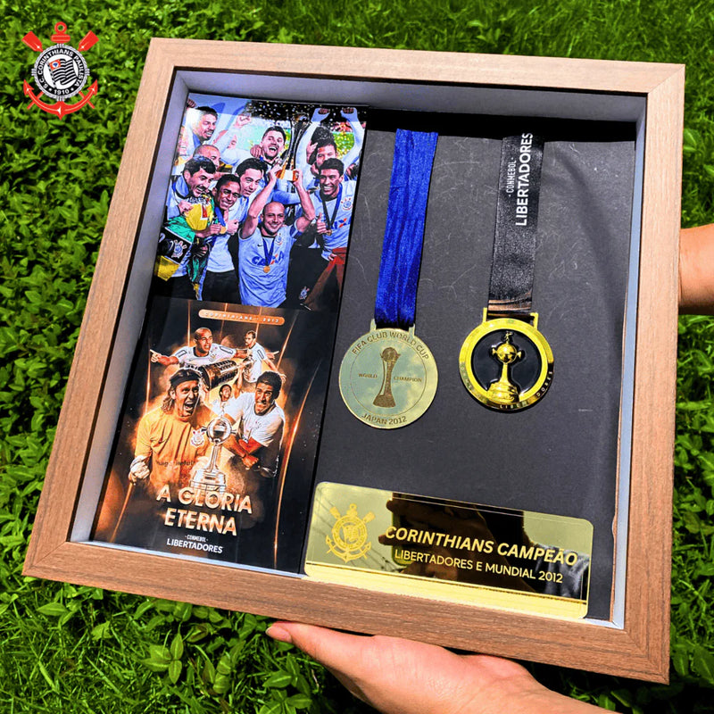 Quadro de Medalhas Timão Multicampeão 2012 Libertadores e Mundial Moldura de Madeira 33x33cm + *BRINDE 1x Caneca* - EDIÇÃO LIMITADA