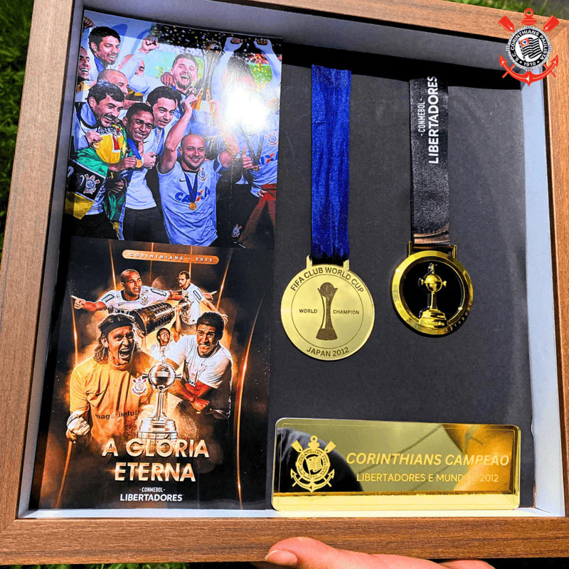 Quadro de Medalhas Timão Multicampeão 2012 Libertadores e Mundial Moldura de Madeira 33x33cm + *BRINDE 1x Caneca* - EDIÇÃO LIMITADA
