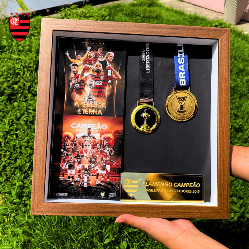 Quadro de Medalhas Mengão Fla Multicampeão 2019 Libertadores e Brasileirão Moldura de Madeira 33x33cm + *BRINDE 1x Caneca* - EDIÇÃO LIMITADA