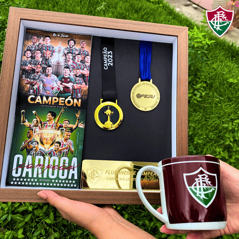 Quadro de Medalhas Fluzão Multicampeão 2023 Libertadores e Carioca Moldura de Madeira 33x33cm + *BRINDE 1x Caneca* - EDIÇÃO LIMITADA