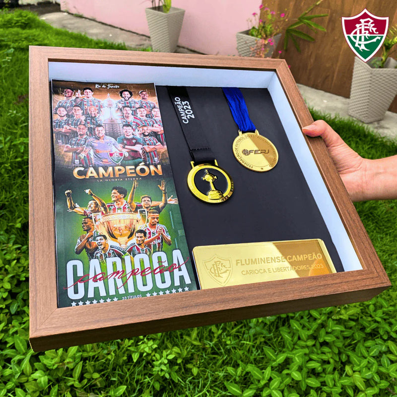 Quadro de Medalhas Fluzão Multicampeão 2023 Libertadores e Carioca Moldura de Madeira 33x33cm + *BRINDE 1x Caneca* - EDIÇÃO LIMITADA