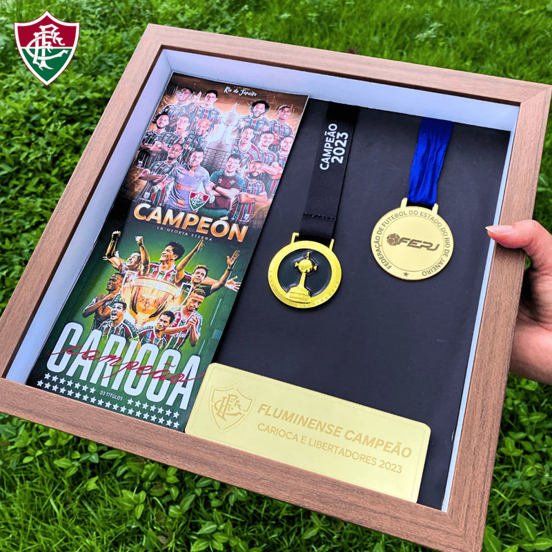 Quadro de Medalhas Fluzão Multicampeão 2023 Libertadores e Carioca Moldura de Madeira 33x33cm + *BRINDE 1x Caneca* - EDIÇÃO LIMITADA