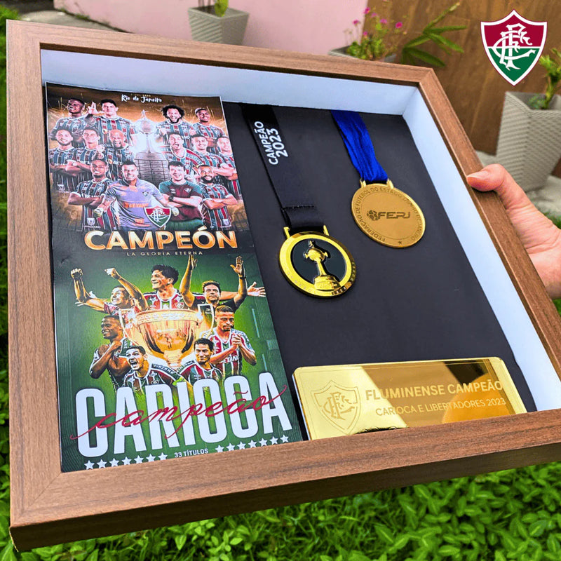 Quadro de Medalhas Fluzão Multicampeão 2023 Libertadores e Carioca Moldura de Madeira 33x33cm + *BRINDE 1x Caneca* - EDIÇÃO LIMITADA
