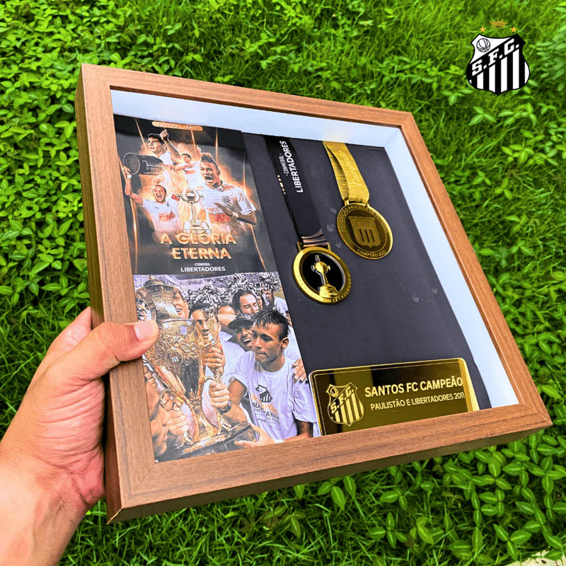 Quadro de Medalhas Santos Multicampeão 2011 Libertadores e Paulistão Moldura de Madeira 33x33cm + *BRINDE 1x Caneca* - EDIÇÃO LIMITADA