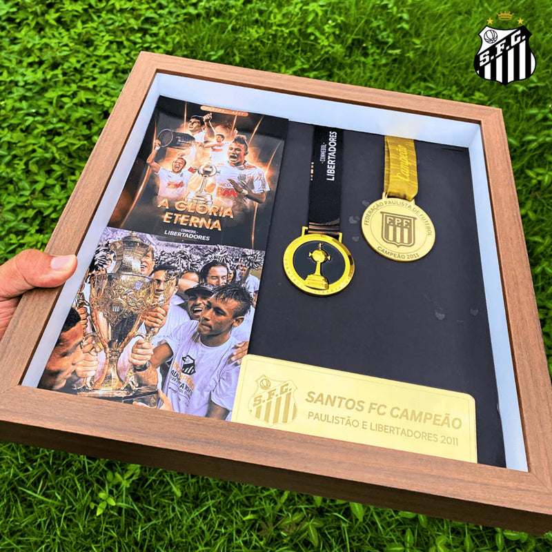 Quadro de Medalhas Santos Multicampeão 2011 Libertadores e Paulistão Moldura de Madeira 33x33cm + *BRINDE 1x Caneca* - EDIÇÃO LIMITADA