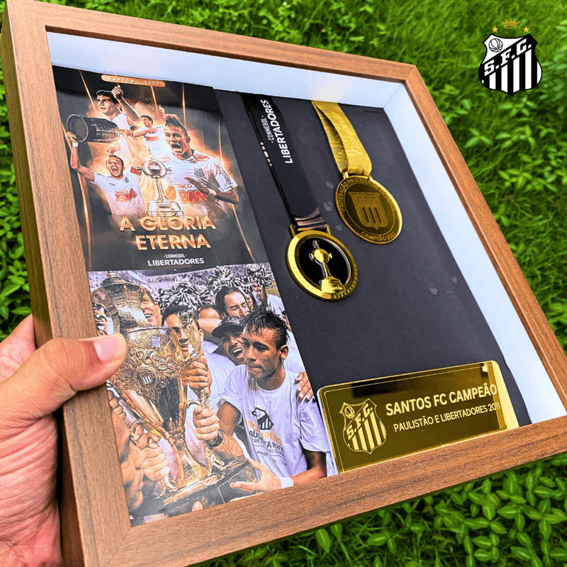 Quadro de Medalhas Santos Multicampeão 2011 Libertadores e Paulistão Moldura de Madeira 33x33cm + *BRINDE 1x Caneca* - EDIÇÃO LIMITADA