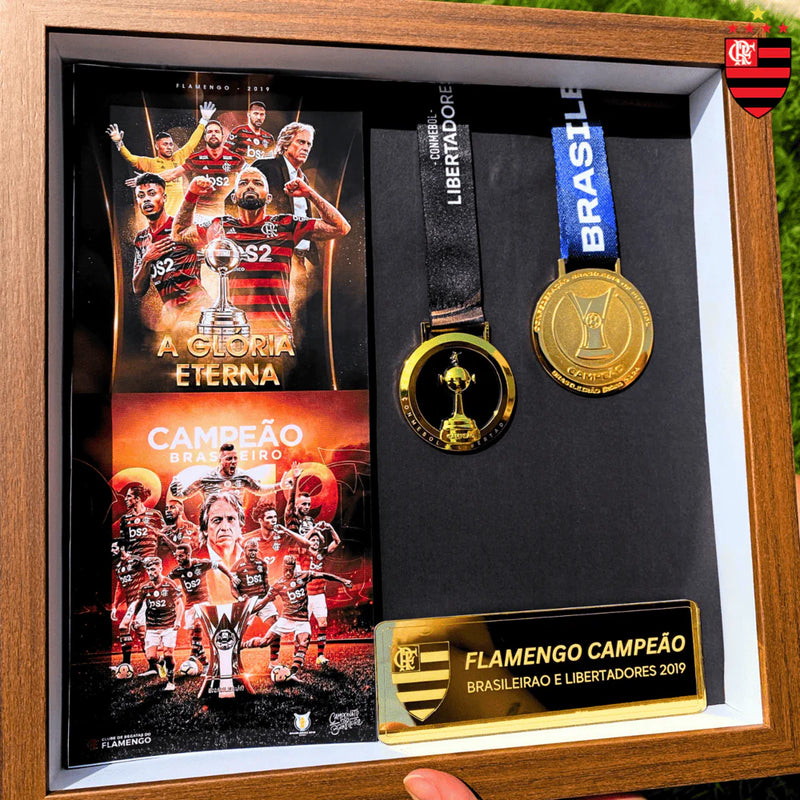 Quadro de Medalhas Mengão Fla Multicampeão 2019 Libertadores e Brasileirão Moldura de Madeira 33x33cm + *BRINDE 1x Caneca* - EDIÇÃO LIMITADA